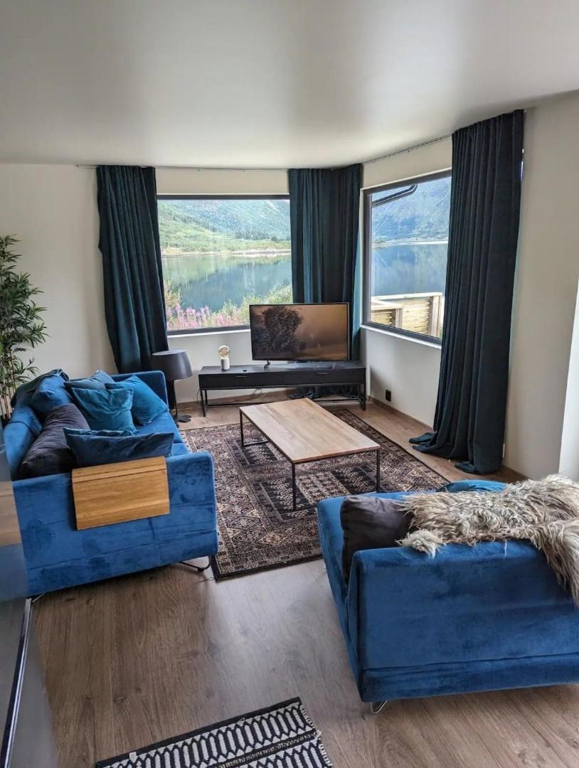 Nydelig Hytte Med Fantastisk Beliggenhet Ved Sjoen Villa Laupstad Kültér fotó