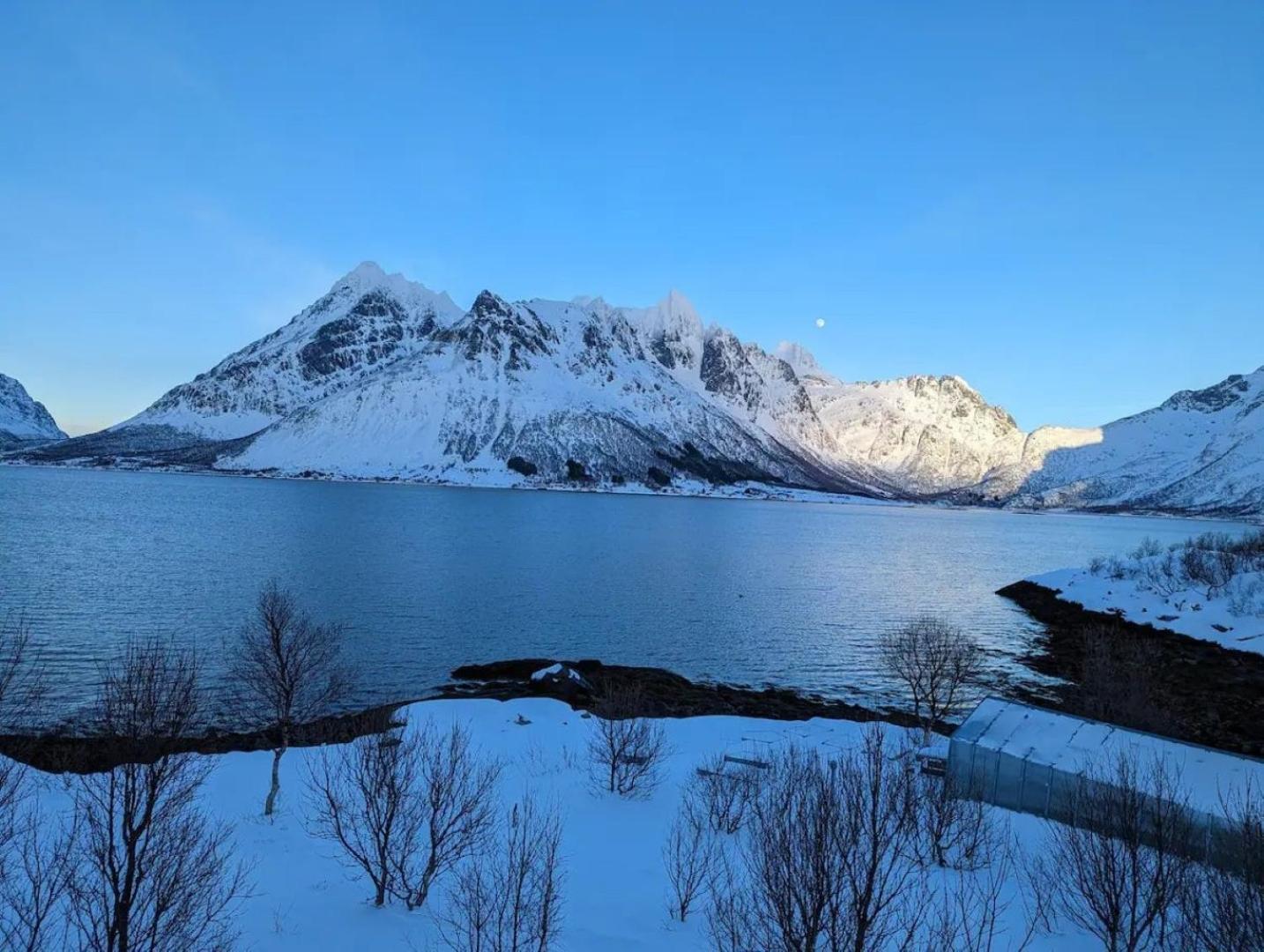 Nydelig Hytte Med Fantastisk Beliggenhet Ved Sjoen Villa Laupstad Kültér fotó