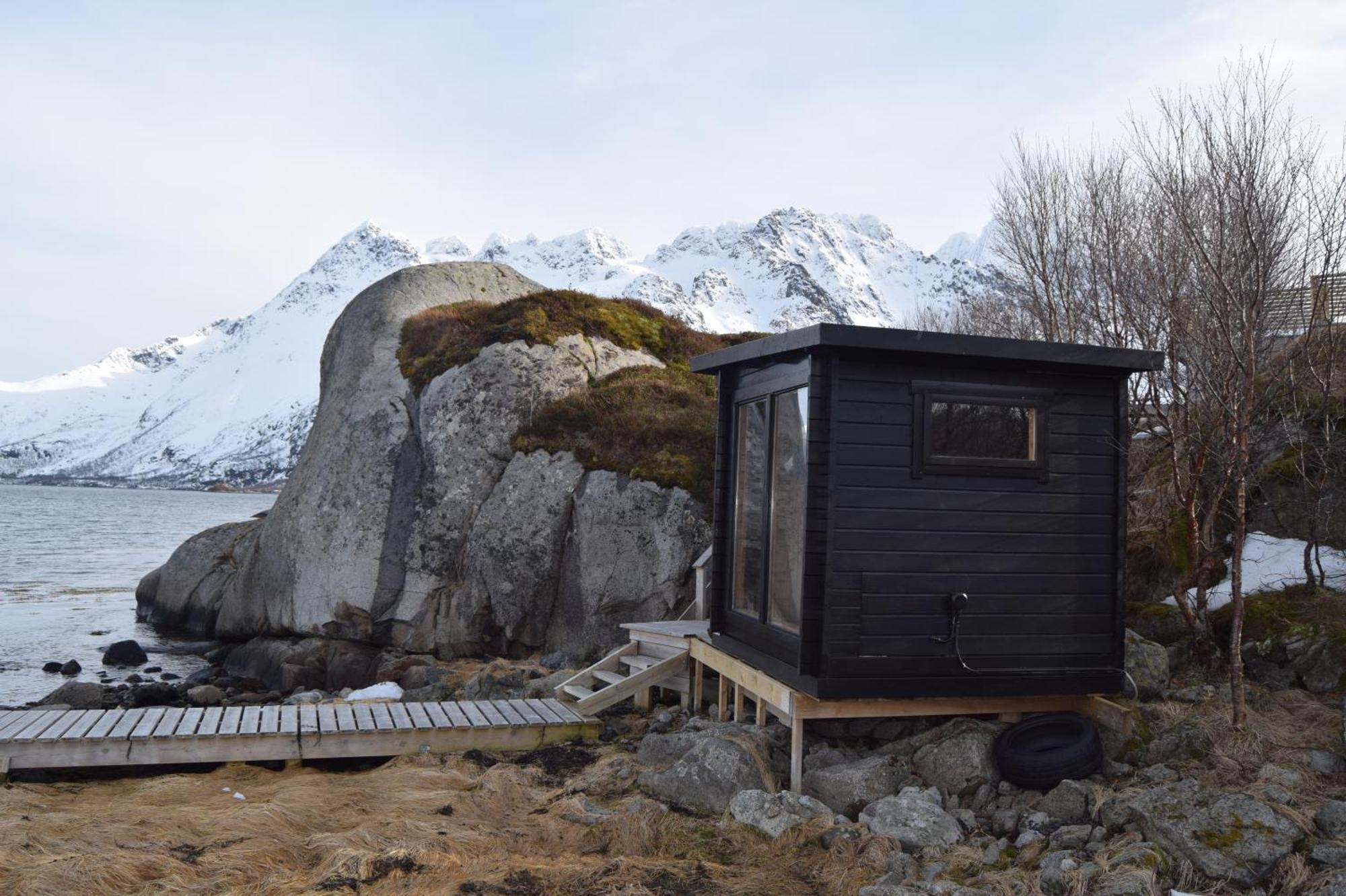 Nydelig Hytte Med Fantastisk Beliggenhet Ved Sjoen Villa Laupstad Kültér fotó